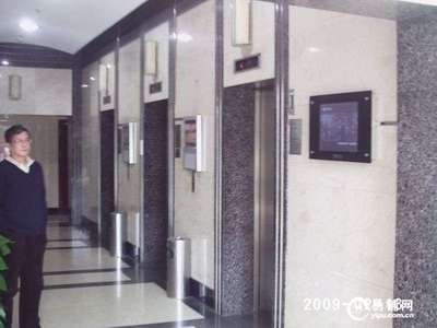 地鐵3-4-9號線交匯，景鴻大樓112平精裝辦公空間，家具全配，即刻入駐
